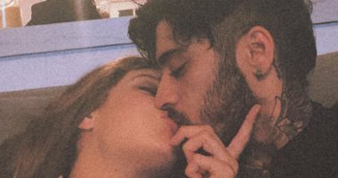 جيجى حديد تحتفل باقتراب موعد ولادتها بقبلة لزين مالك.. وتعلق: بابا.. "صورة"