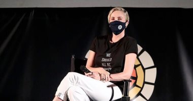تشارليز ثيرون بالكمامة وتى شيرت we should all be feminists.. اعرف التفاصيل