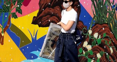 كاتى هولمز تظهر مع ابنتها من توم كروز أثناء شراء لوحة من معرض للرسم.. صور