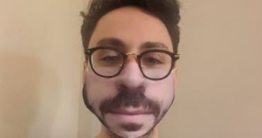 شاب أمريكى يقرر طباعة صورة وجهه على الكمامة والنتيجة كوميدية.. صور  