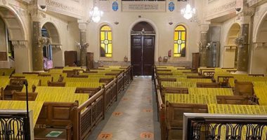 الكنائس تستعد لاستقبال القداسات بعلامات تباعد وأشرطة لاصقة بالكراسى
