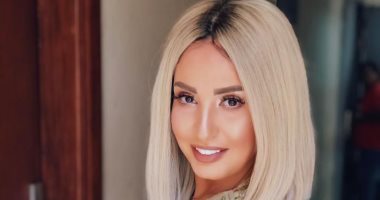 أمل رزق فى كواليس العرض المسرحى "اليوبيل البمبى"