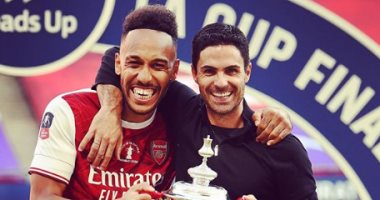 أرسنال يحتفى بالتتويج بكأس الاتحاد الإنجليزي بصورة خاصة للمدرب وأوباميانج