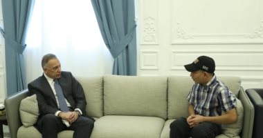 رئيس الوزراء العراقى يستقبل الشاب صاحب فيديو التعذيب ويؤكد: عمل غير أخلاقى