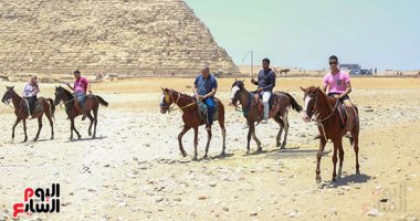 العيد فى رحاب التاريخ.. إقبال المواطنين على زيارة الأهرامات