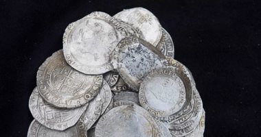صور.. خبير كشف عن معادن يعثر على كنز ثمين من عملات فضية أثرية.. اعرف القصة