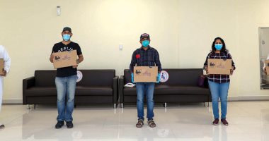أسرة إماراتية تكافئ خط الدفاع الأول ضد كورونا بـ782 لاب توب