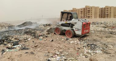 السيطرة على حريق للمخلفات والقمامة بحى الصداقة الجديدة بأسوان.. صور