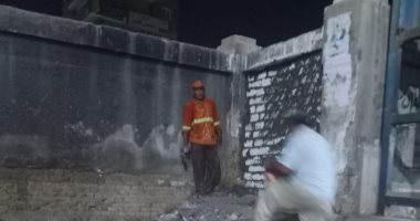 غلق معابر غير قانونية بسور السكك الحديدية بشبين القناطر.. صور