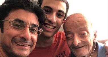 طبيب الغلابة مع ابنه وحفيده × صورة تخلد ذكراه فى قلوبهم