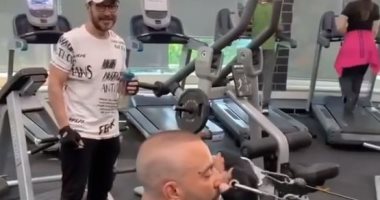 أحمد السقا يمارس تمريناته فى الجيم وزاهر يشاهده بانبهار.. فيديو
