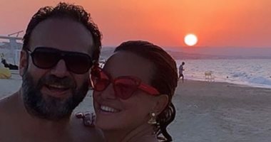 ريهام عبدالغفور تستمتع بغروب الشمس في صورة رومانسية مع زوجها
