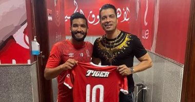 صالح جمعة يهدى حسن شاكوش قميص الأهلى.. والمطرب: أحلى هدية من حبيب قلبى