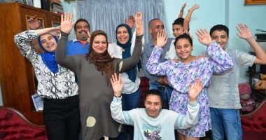 صورة اليوم.. مافيش فرحان فى الدنيا قد الفرحان بنجاحه