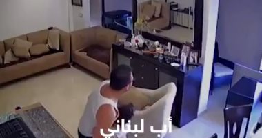 مشهد مؤثر.. أب يحتضن ابنه أثناء انفجار بيروت فى محاولة لحمايته (فيديو)