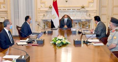 السيسي يبحث محاور تطوير منظومة التعليم الجامعى والموقف التنفيذى للمشروعات القومية بالقطاع.. الرئيس يوجه بتخصيص 100منحة دراسية مجانية لأوائل الثانوية العامة والفنية للدراسة بالجامعات الأهلية والتكنولوجية الجديدة