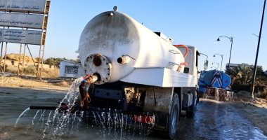 صور .. حملة لرش وتطهير الشوارع الرئيسية والفرعية والأرصفة بمدينة سيوة