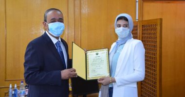 محافظ الإسماعيلية يكرم ندى ياسر صاحبة المركز السادس مكرر على فى الثانوية العامة