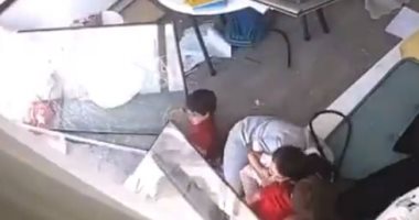 فيديو مرعب لسقوط زجاج نافذة على رأس طفل أثناء مشاهدته انفجار بيروت من المنزل 