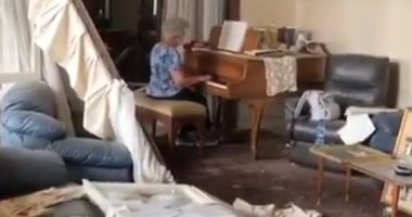 بناء الروح رغم انهيار المبانى.. شاهد عجوز لبنانية تعزف وسط حطام منزلها