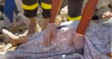 من تحت أنقاض كارثة بيروت.. انتشال 4 جثث من عائلة واحدة ونجاة الابنة (فيديو)