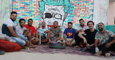 "هشام" وأصدقاؤه يحولون أسطح المنازل فى أسوان للوحات فنية تبث الطاقة الإيجابية