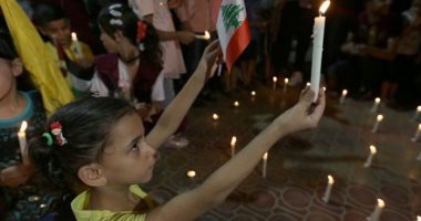 انفجار بيروت ..اللبنانيون يمحون آثار الدمار ..ووقفات تضامن وحداد بالشموع