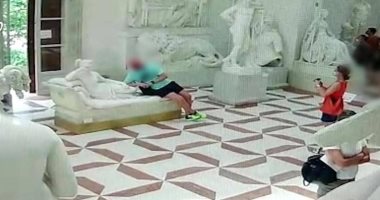 شاهد.. سائح نمساوى يكسر تمثالا عمره أكثر من قرن فى إيطاليا لالتقاط صور