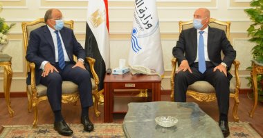 وزيرا النقل والتنمية المحلية يتابعان معدلات تنفيذ أعمال رصف الطرق المحلية داخل 12 محافظة