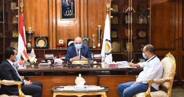محافظ قنا يبحث فرص العمل المتاحة لإستيعاب العمالة العائدة من الخارج
