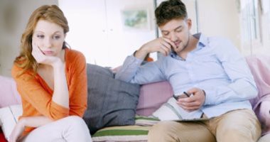 5 أسرار يخفيها الرجال عن زوجاتهم.. الأزمات المالية والرغبة فى البكاء أبرزها