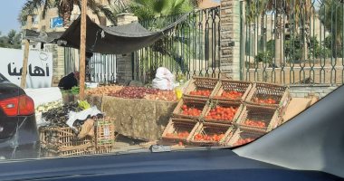 سكان الحى الأول بالعبور يشكون انتشار الباعة الجائلين وتحول الحى لعشوائيات