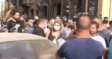 لحظة طرد وزيرة العدل اللبنانية من إحدى المناطق المنكوية جراء تفجيرات بيروت.. فيديو