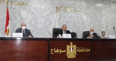 صور.. محافظ سوهاج يناقش ملفات التصالح والتقنين وإزالة التعديات