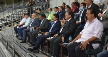 صور .. وزير الرياضة يشاهد أولي مباريات الدورى المصري بعد استئنافه 