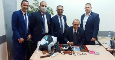 ضبط راكب بمطار القاهرة قادما من نيويورك بحوزته أسلحة نارية وبيضاء ..صور 