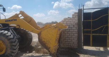 صور.. إزالة التعديات على 1140 مترا من أراضى الدولة غرب الإسكندرية