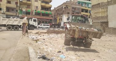 صور.. رفع 12 طن قمامة وتراكمات فى حمات نظافة بحى جنوب مدينة الأقصر