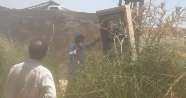 صيانة محول إنارة أعمدة الكهرباء بمزلقان الأعقاب بأسوان.. صور