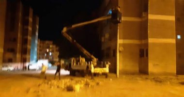 تكثيف أعمال صيانة أعمدة الإنارة بحى الصداقة الجديدة بأسوان.. صور