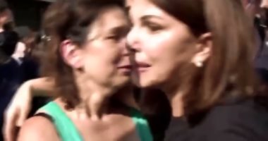 ماجدة الرومى تطوف شوارع بيروت وتؤكد للأهالى: مش أول مرة نمر بظروف صعبة.. فيديو وصور