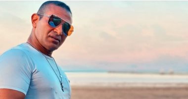 شاهد.. أحمد سعد بـ"لوك" جديد وخطيبته تغازله: نعيما يا فنان