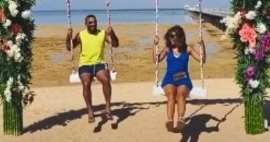 أحمد سعد وخطيبته علياء يلعبان على "المرجيحة" خلال إجازتهما الصيفية.. صور