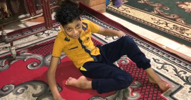 12 عاما يصارع المرض.. الطفل أحمد يحتاج للعلاج.. والأب مديون بـ30 ألف جنيه.. صور