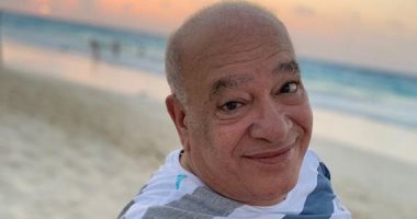 صلاح عبد الله "بيصبح" على جمهوره بصورة من الشاطئ ورسالة للصيف