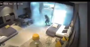 فيديو مرعب.. سيدة تطير عدة أمتار فى منزلها بسبب الموجة العنيفة لتفجير بيروت