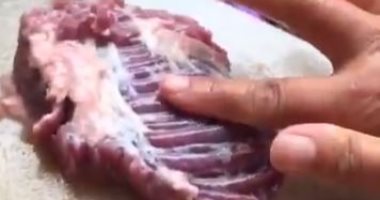 فيديو مخيف لـ قطعة لحم "تنبض" على لوح التقطيع تثير دهشة رواد السوشيال ميديا