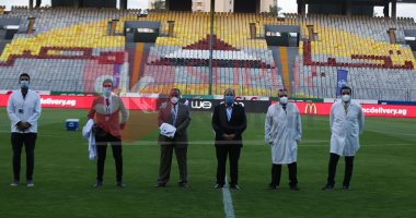 "البس الكمامة يا إدارى انت وهو".. شاهد كيف أدى المراقب الطبى دوره فى لقاء الزمالك والمصرى