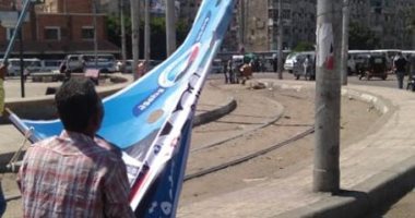 صور.. أحياء الإسكندرية تواصل إزالة الإعلانات المخالفة لمرشحى الشيوخ