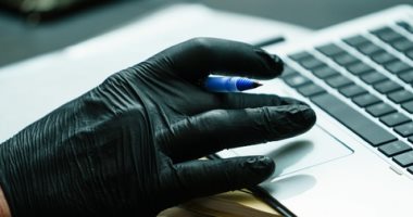 دراسة: الرجال يميلون إلى ارتداء الزى الرسمى أثناء العمل من المنزل